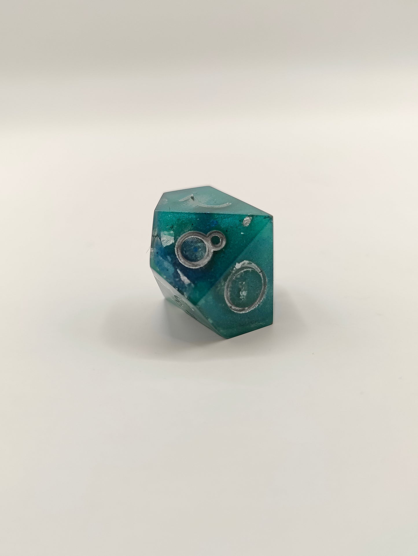 Handmade D10: Silver glacier